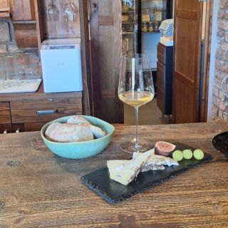 Tak se přiznejte – kdo miluje sýry stejně jako my? 🧀 A který je váš favorit? U nás k vínu nedáváme jen tak něco. Každý sýr...