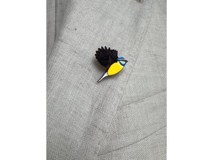 Dřevěná brož Modřinka v letu