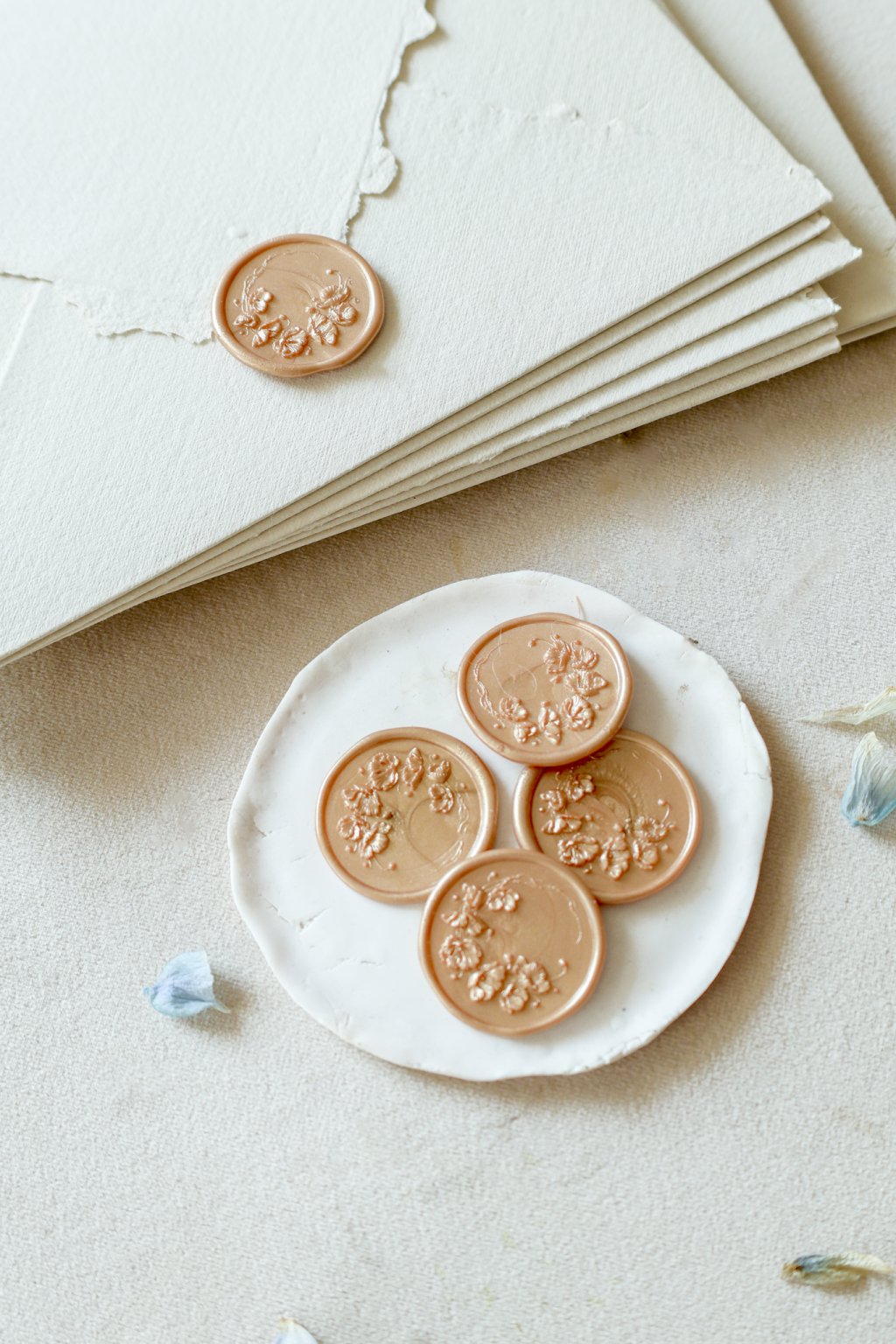 vosková_pečeť_ svatební_pečetě_pečeť_na_oznámení_ruční_pečeť_svatební_doplňky_zlatá_pečeť_květinový_věnec_pečetě_na_obálky