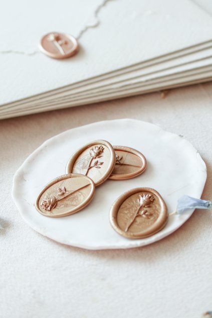 vosková pečeť svatební pečetě pečeť na oznámení ruční pečeť svatební doplňky zlatá pečeť květinový věnec pečetě na obálky (4)