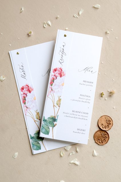 Svatební menu s ručně psanou kaligrafií a romantickým motivem růží – luxusní tiskovina na svatební stůl