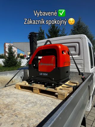 🚛💪 Vybavené! Pre nášho zákazníka sme pripravili a doručili výkonný zhutňovač Husqvarna LG 504 🐸 Tento stroj ponúka: 🔸...