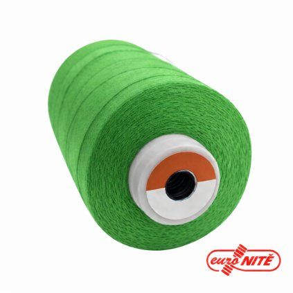 Zelená nit na plastovém cívce