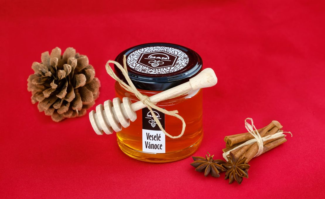 MAN | Skleničky na míru a navázané medonosky, i tak vypadá mnoho našich výrobků. Etikety vyrábíme z různých materiálů, doporučíme vždy dle požadavků typu sklenice.