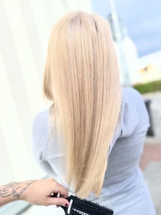 Fresh vlásky again! 🤩 Odbarvení odrostů, tónování do mého milovaného pearl odstínu a collagen péče od @mydentity_czsk ❤️...