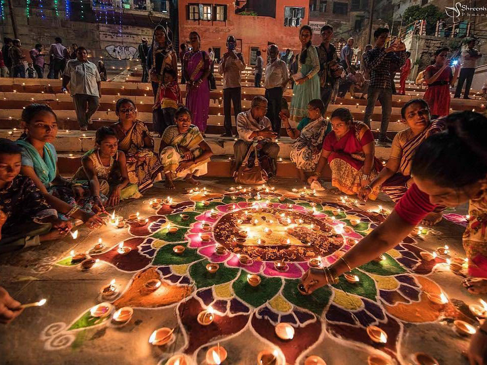 INDICKÝ SVÁTEK DÍVÁLÍ JE KOMBINACE DOŽÍNEK A VÁNOC. JE TO TAKY PŘÍLEŽITOST KE KOUPI NOVÝCH ŠATŮ