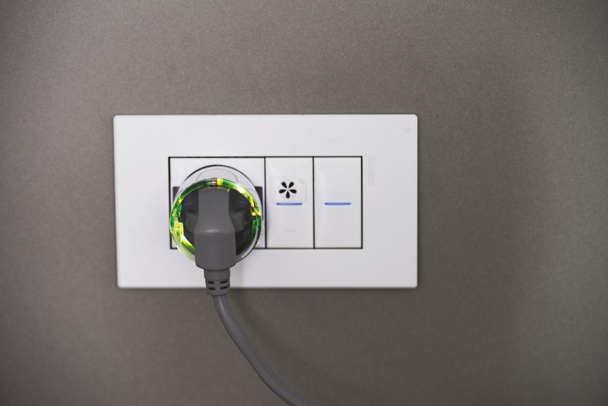 Inteligentná zásuvka Nice Plug-Control2 v stene so svietiacim LED prstencom podľa aktuálneho odberu