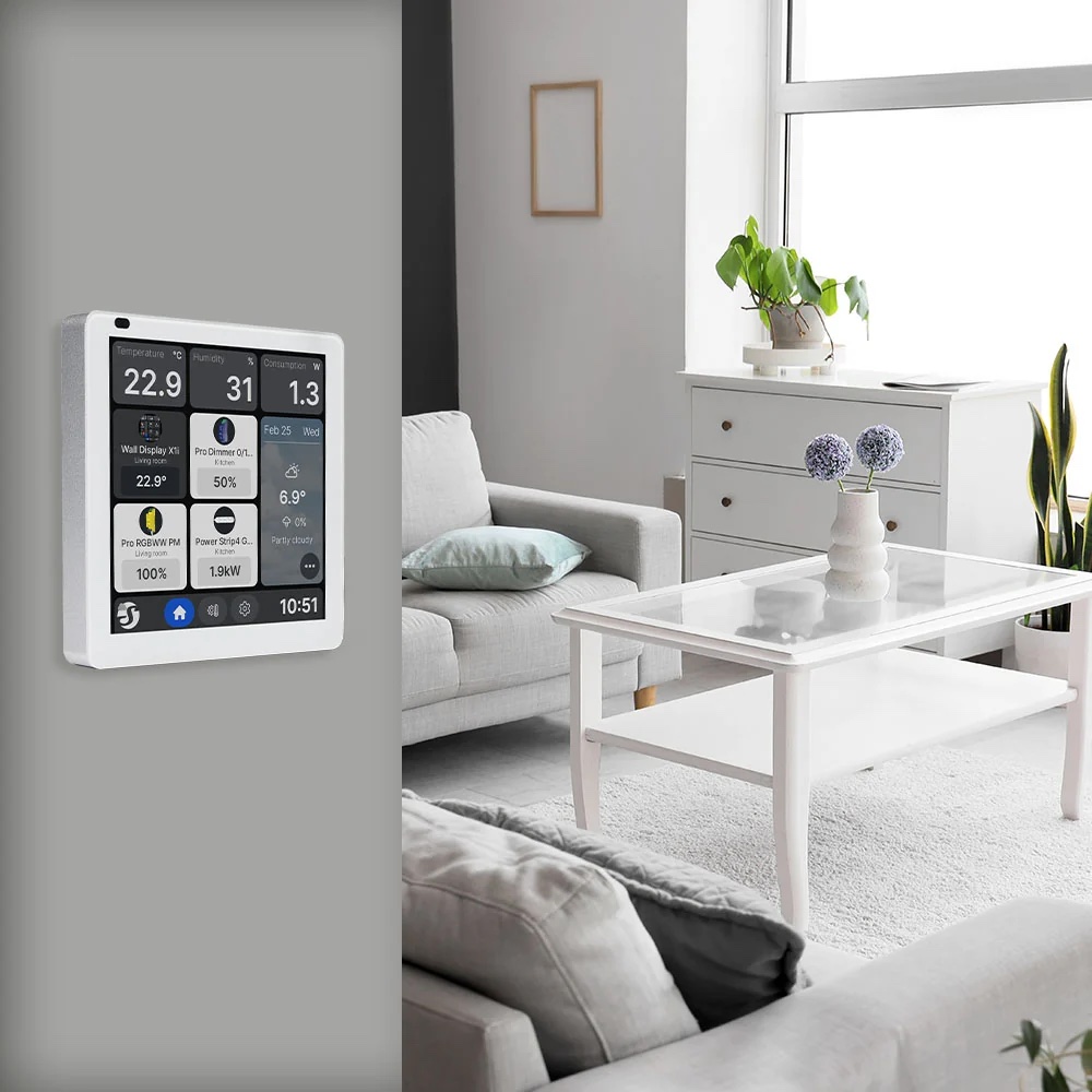 Strieborný nástenný ovládací panel Shelly Wall Display X1i v obývačke