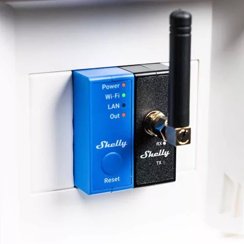 Detail Shelly Pro LoRa Add-on prepojeného so Shelly Pro v rozvádzači – LED kontrolky Power, Wi-Fi, LAN, Out a RX/TX