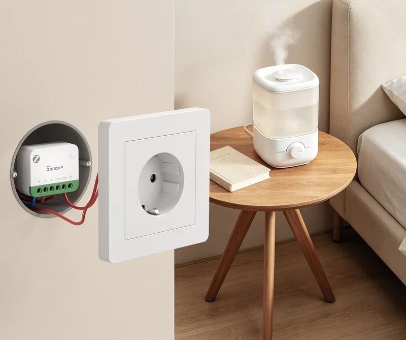 Sonoff MINI ONE PM-ZB1GSP zapojený za zásuvkou, ktorá napája zvlhčovač vzduchu