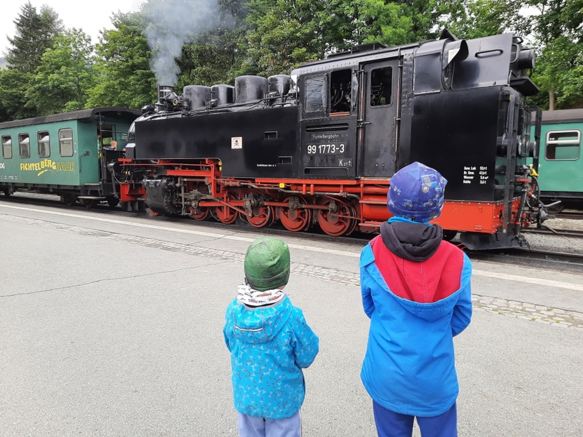 Fichtelberská dráha: Parní vlak v Krušných horách těsně za hranicemi