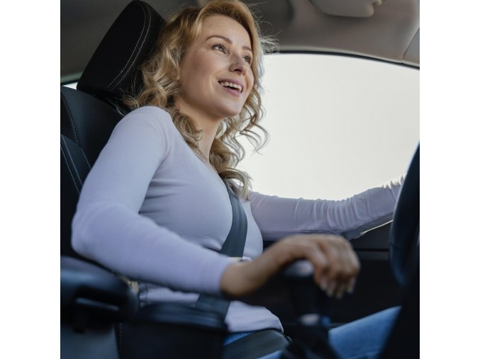 60a8286511e3a2593a6bca75 blonde woman driving her car2 kópia