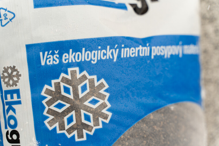 Inertní posyp pro zimní údržbu chodníků, cest a silnic