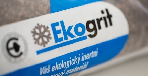 Čím sypat chodníky a příjezdové cesty?