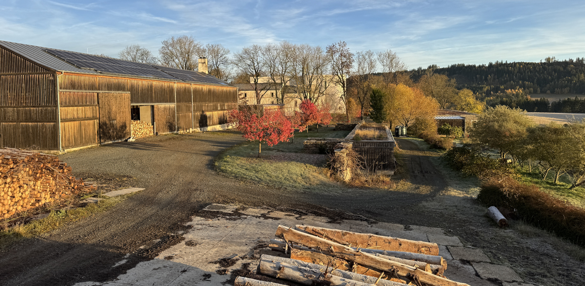 pohľad od skladu dreva