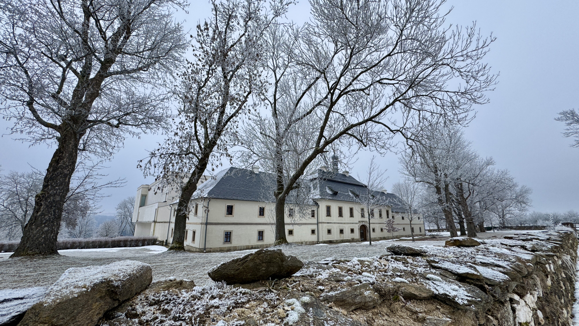 klášter v zimním hávu