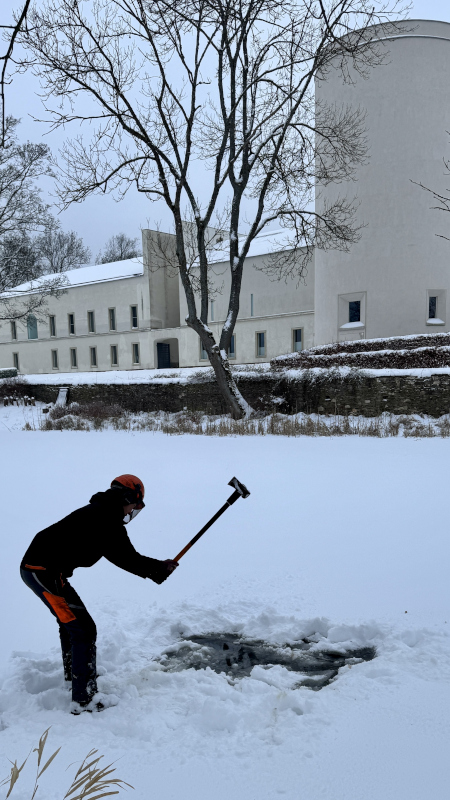 prosekávání ledu v rybníce