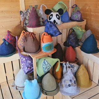 V sauně U Mága mají sraz skřítkové saun. Mají krasné kloboučky a tak nejsou vůbec vidět... Kloboučky brzo na eshopu /a...