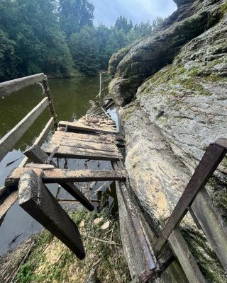 🌿 SKALNÍ OCHOZ JE DNES NEPRŮCHOZÍ. Pád stromu poškodil visutou lávku nad Lužnicí a oblíbený úsek skalního ochozu pěší...
