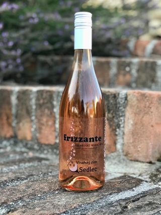 Tahle letní novinka právě přichází na scénu ☀️ Letos u nás najdete tohle frizzante, které chutná jako jahodová dřeň 🍓– a...