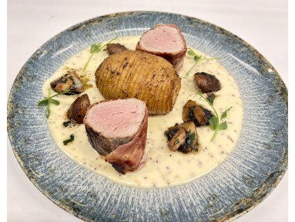 180g Vepřová panenka ve slanině s houbovo-horčičnou omáčkou, brambora Hasselback