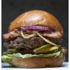 BLACK ANGUS BACON BURGER - 200g hovězí maso plemene Angus, slanina, kouřová majonéza, restovaná cibule, nakládaná okurka, rajče, salát, hranolky