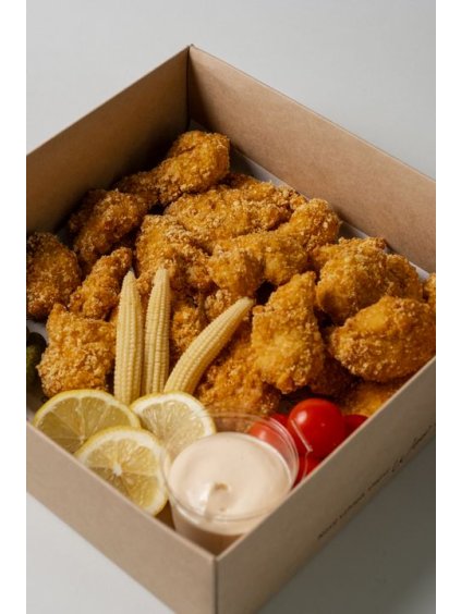 Studený oběd 1 pro 10-12 os (kuřecí řízečky, chlebíčky z focacci, chlebíčky z old charles chleba, zeleninové špalíčky, mini koláčky)