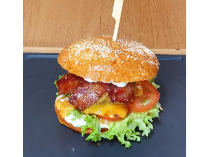 Burger “Statek” s hovězím masem, BBQ omáčkou, rajčetem, salátem, Gruyere a slaninou