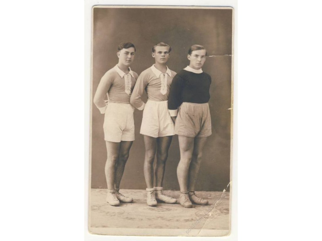 Fotbalisté v ateliéru, ca 1930