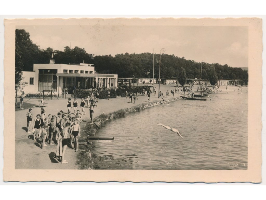 56 - Rokycany, oživené městské koupaliště, cca 1943