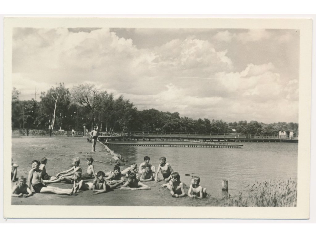 09 - Chomutov, oživená partie z koupaliště, cca 1950