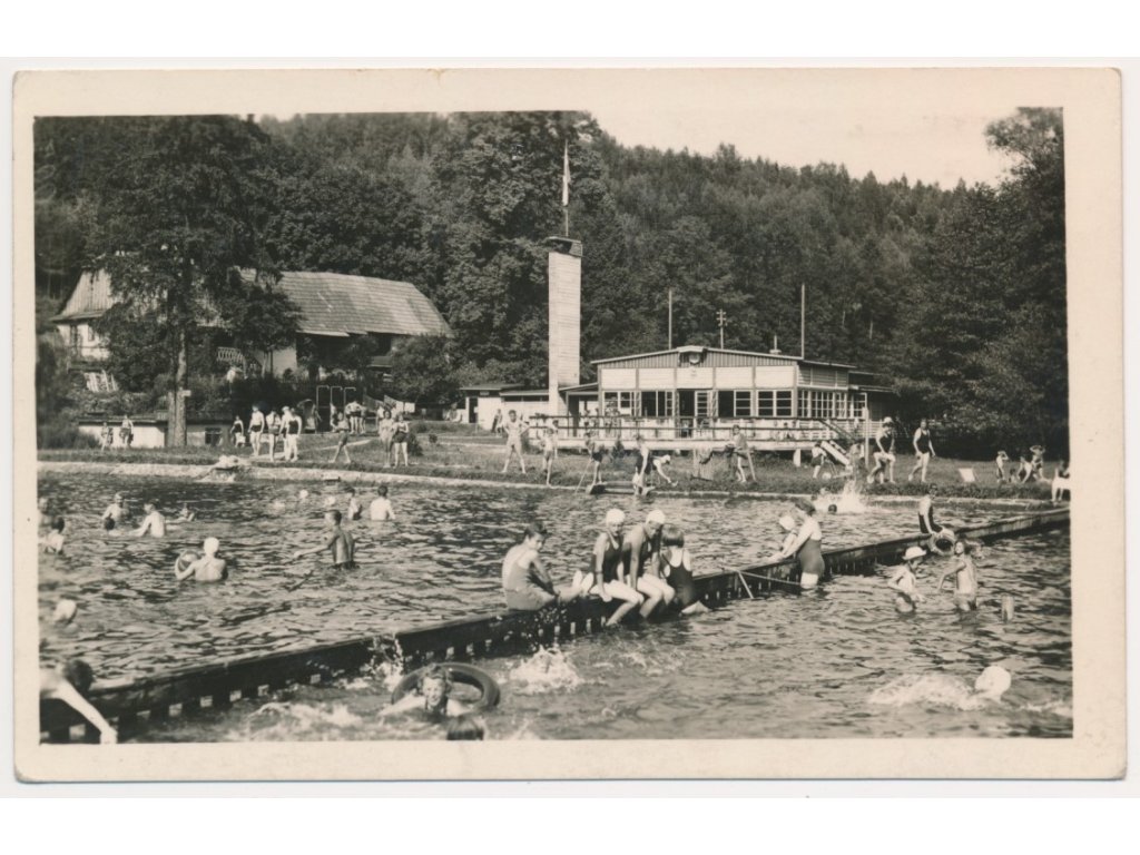 57 - Rychnov nad Kněžnou, oživená partie z koupaliště, cca 1942