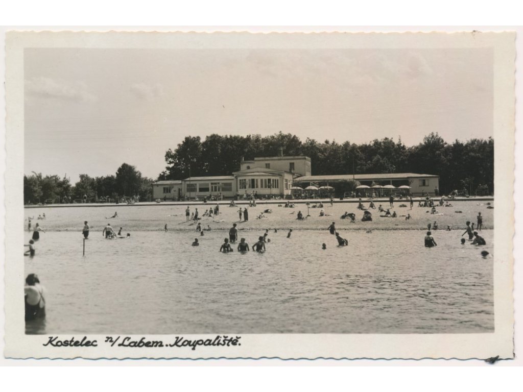 35 - Mělnicko, Kostelec nad Labem, oživená partie z koupaliště, cca 1945