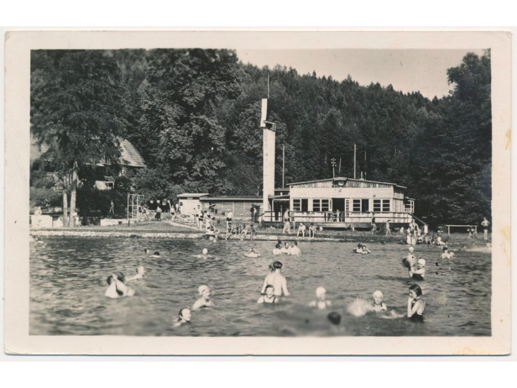 57 - Rychnov nad Kněžnou, oživená partie z koupaliště, cca 1950