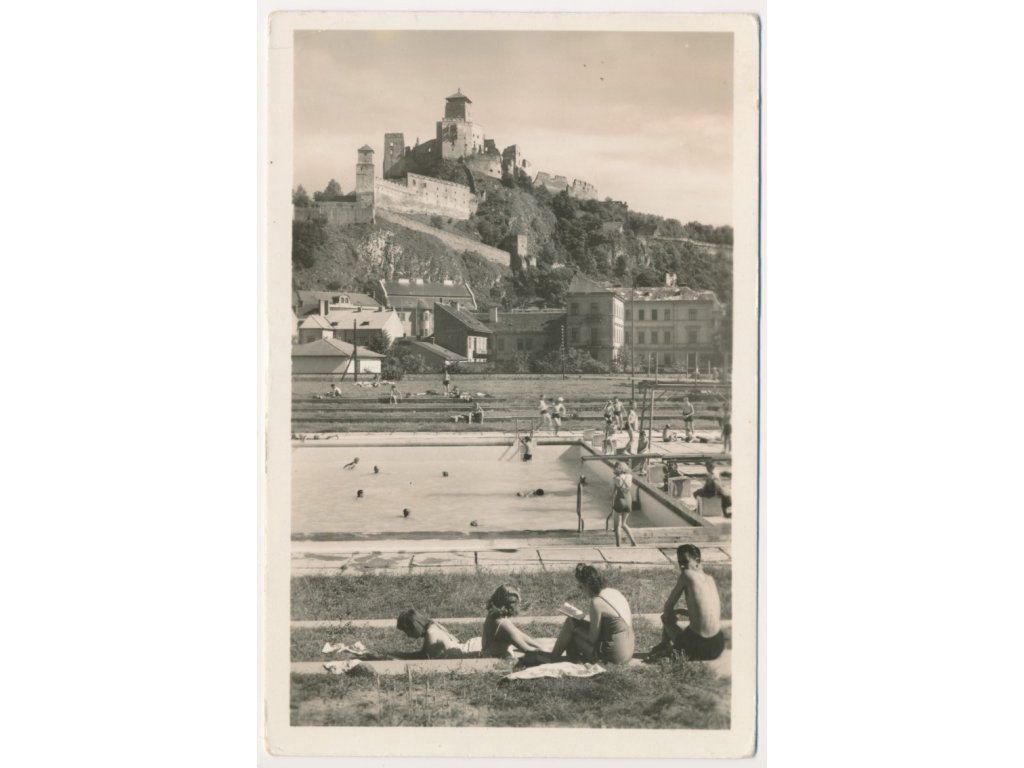 Slovensko, Trenčín, oživené koupaliště pod hradem, cca 1940