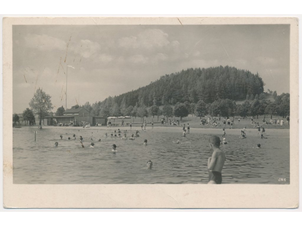 32 - Liberecko, Lázně Kundratice, oživená partie z koupaliště, cca 1949