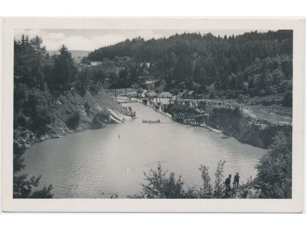 72 - Vyškovsko, Luleč, pohled na vesnici a koupaliště "U Libuše", 1942