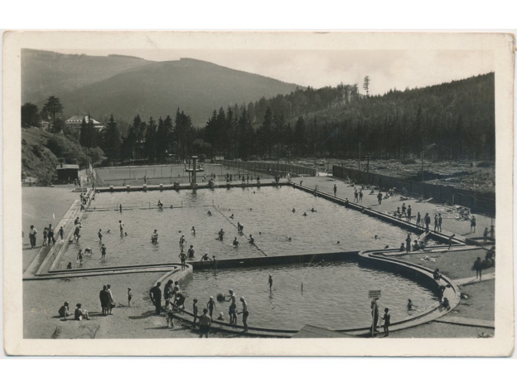 66 - Trutnovsko, Špindlerův Mlýn, oživená partie z koupaliště, cca 1930