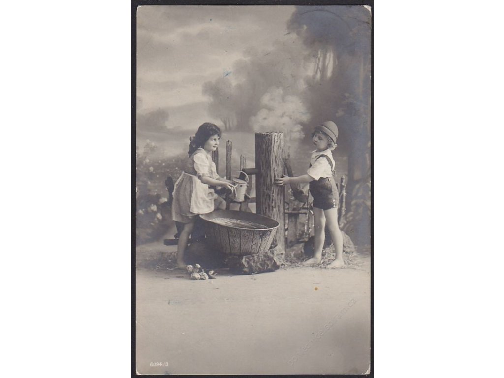 Děti, Chlapec s dívkou u pumpy, cca 1917
