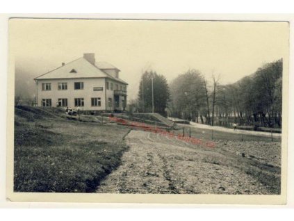 51 - Praha - západ, Pikovice, oživená partie před restaurací, cca 1925