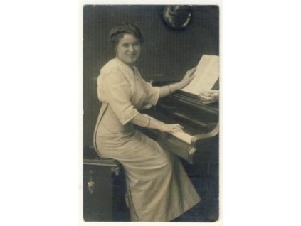 Klavíristka, ca 1909