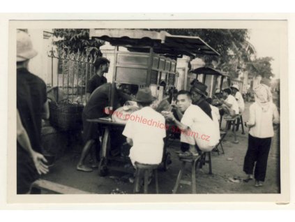 Vietnam, U prodavačů čínské polévky, cca 1950