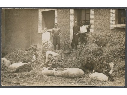 Výroba slamníků, ca 1920