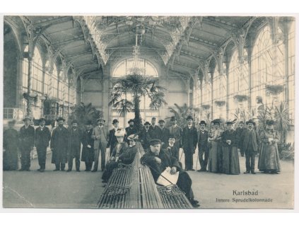 25 - Karlovy Vary, oživená partie z vnitřní kolonády, cca 1914