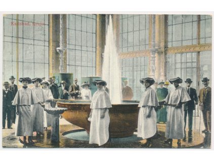 25 - Karlovy Vary, Sprudel, oživená partie u vřídla, cca 1914