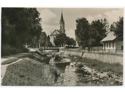 06 - Bruntál, partie u řeky s pohledem na kostel, cca 1946