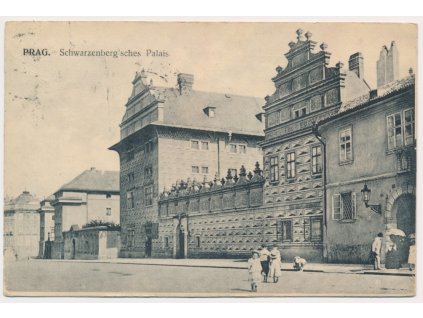 49 - Praha, oživená partie před Schwarzenberským palácem, cca 1906