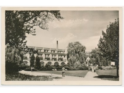 38 - Náchodsko, Velichovky, oživená partie před lázeňským domem, cca 1945