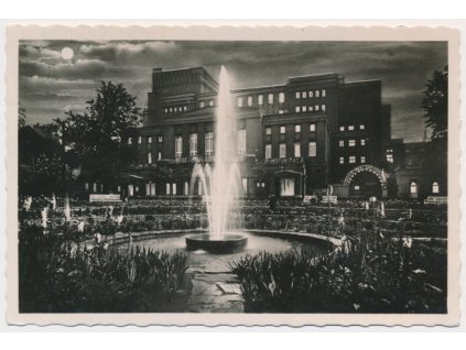 65 - Teplice, partie před divadlem se světelnou fontánou, cca 1930