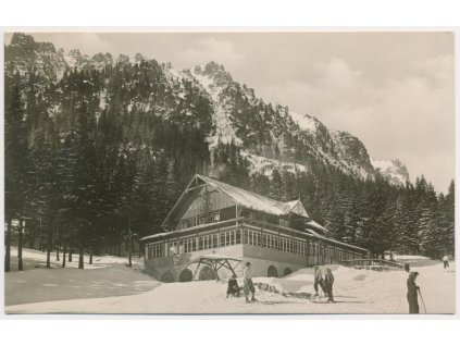 Slovensko, Vysoké Tatry, oživená partie u chaty Kamzík, cca 1950